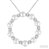 1/4 Ctw 4MM White Pearl and Round Cut Diamond Circle Fashion Pendant With Chain in 14K White Gold