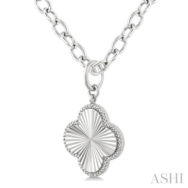 1/10 Ctw Clover Fluted Medallion Round Cut Diamond Pirouette Pendant With Chain in Sterling Silver