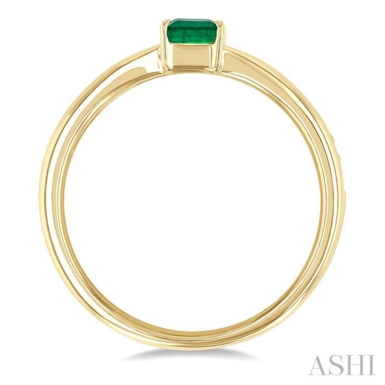 4x3 MM Emerald and 1/6 Ctw Round Cut Diamond East-West Set Precious Fashion Ring in 14K Yellow Gold