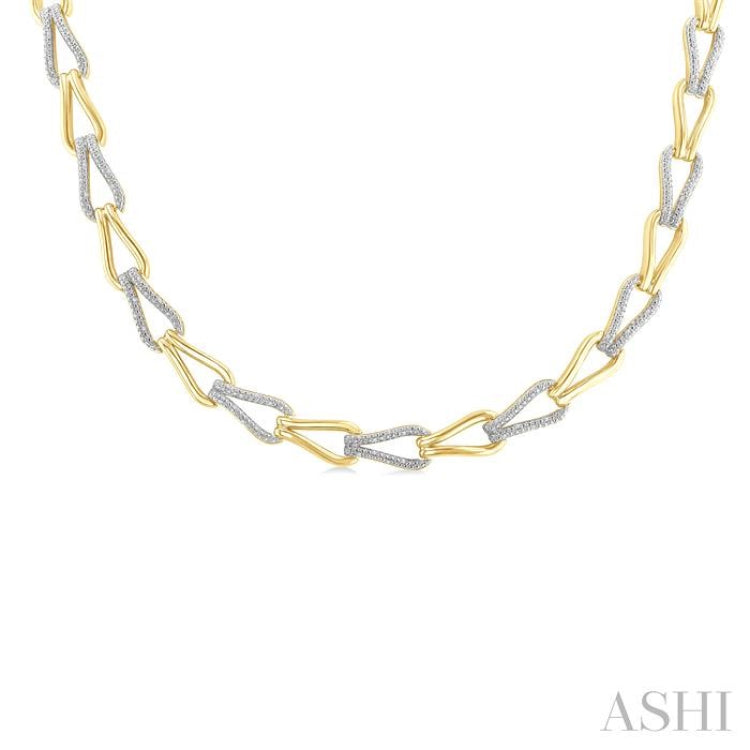 1/4 Ctw Round Cut Diamond Bold Knot Link Fashion Necklace in Yellow Gold Vermeil