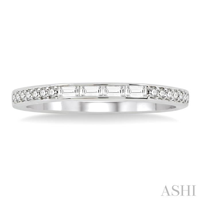 1/4 Ctw Round Cut Diamond Wedding Band in 14K White Gold