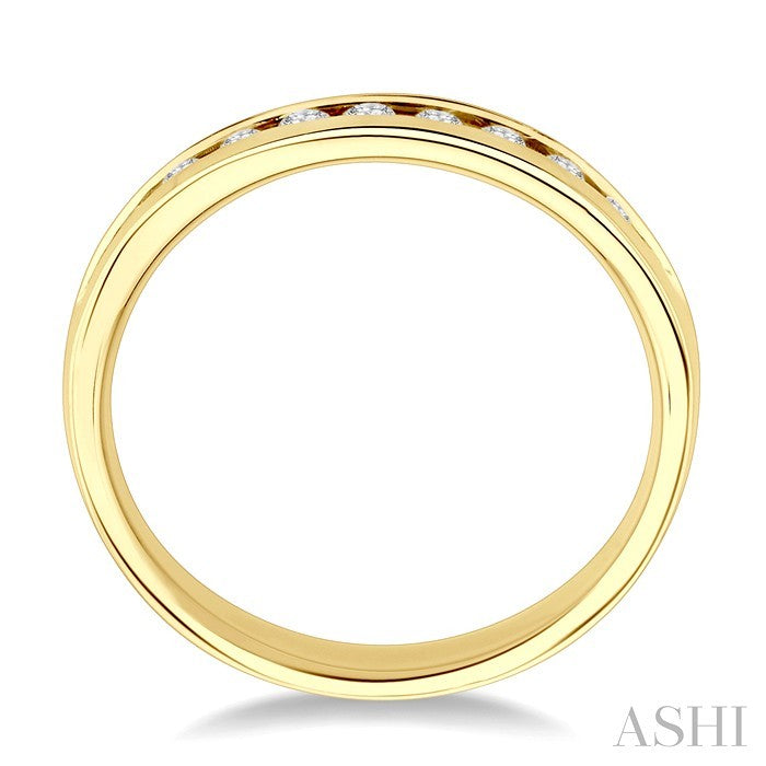 1/4 Ctw Round Cut Diamond Wedding Band in 14K Yellow Gold