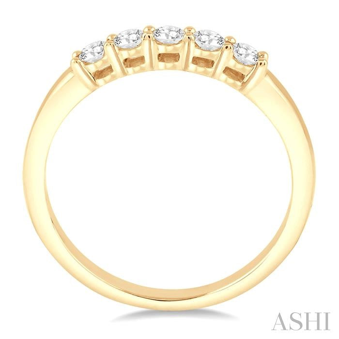 1/4 Ctw Round Cut Diamond Wedding Band in 14K Yellow Gold