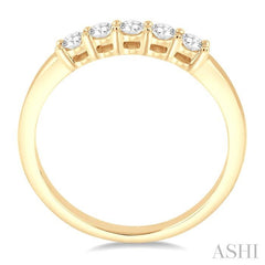 1/4 Ctw Round Cut Diamond Wedding Band in 14K Yellow Gold