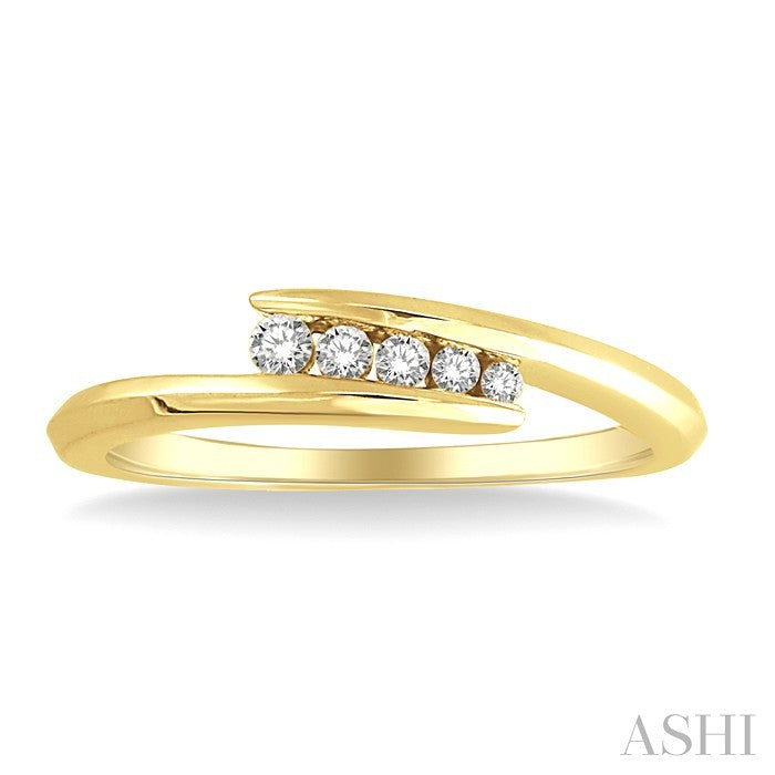 1/10 Ctw Round Cut Diamond Journey Ring in 10K Yellow Gold