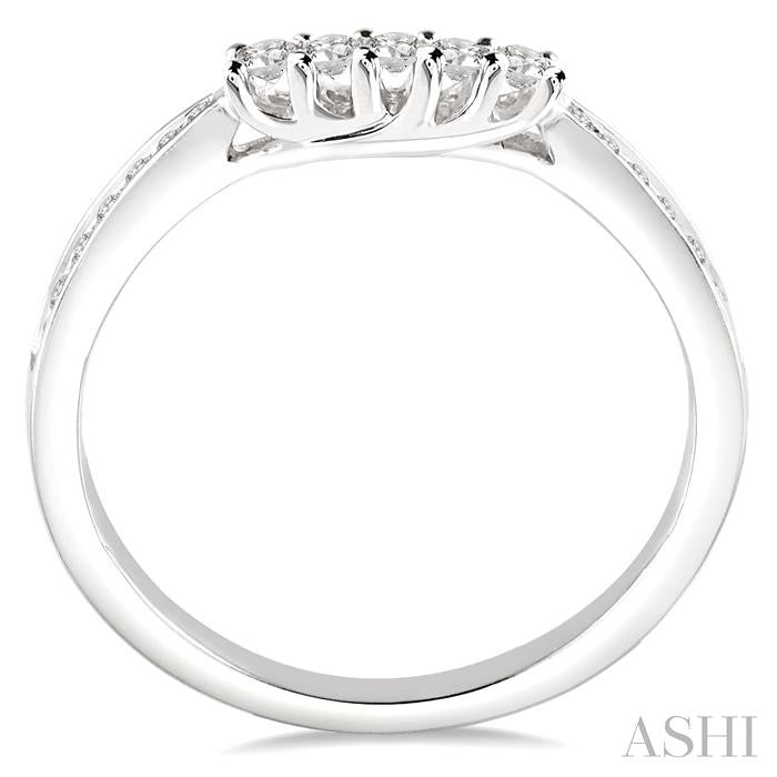 1/4 Ctw Round Cut Diamond Wedding Band in 14K White Gold