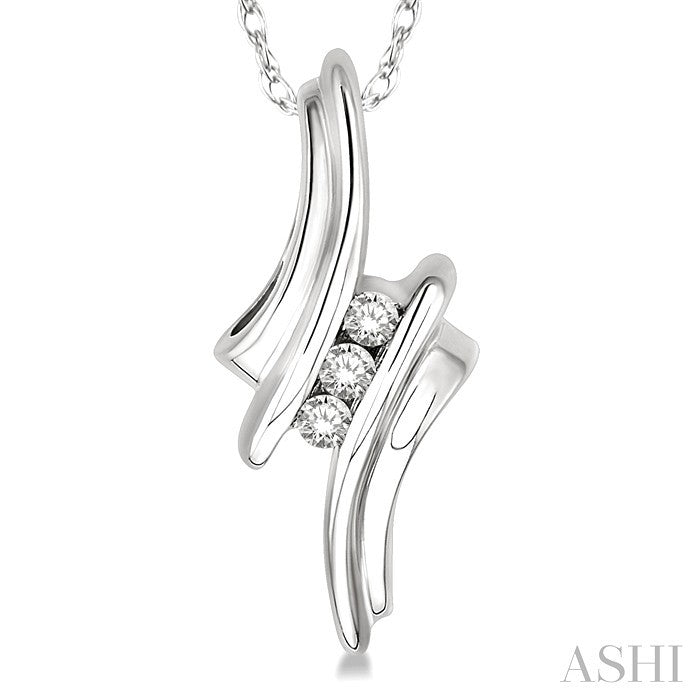 1/10 Ctw Round Cut Diamond Pendant in 10K White Gold with Chain