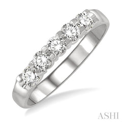 1/2 Ctw 5 Stone Round Cut Diamond Wedding Band in 14K White Gold