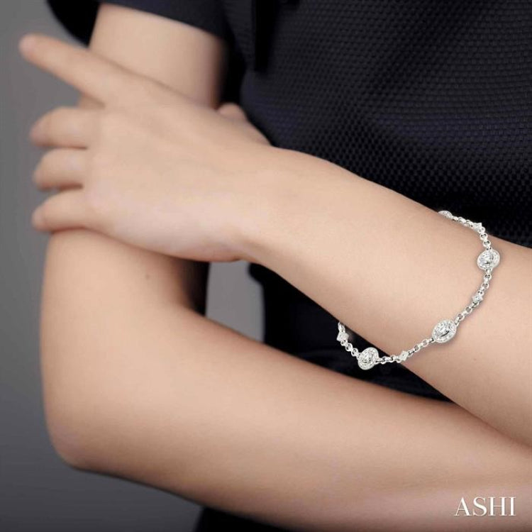 Round Shape Halo Diamond Chain Bracelet