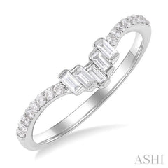 1/4 Ctw Baguette Cut Chevron Centerpiece Round Cut Diamond Wedding Band in 14K White Gold