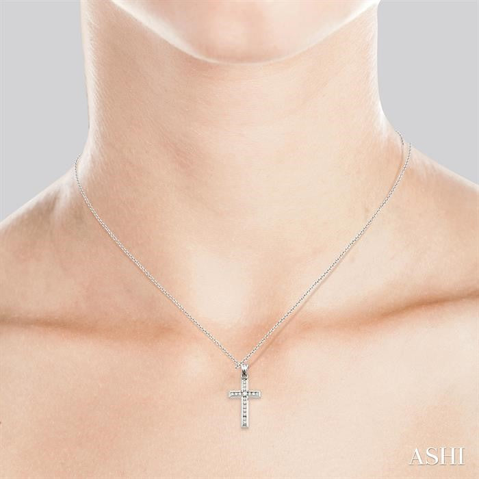 1/2 ctw Round Cut Diamond Cross Pendant in 14K White Gold with Chain